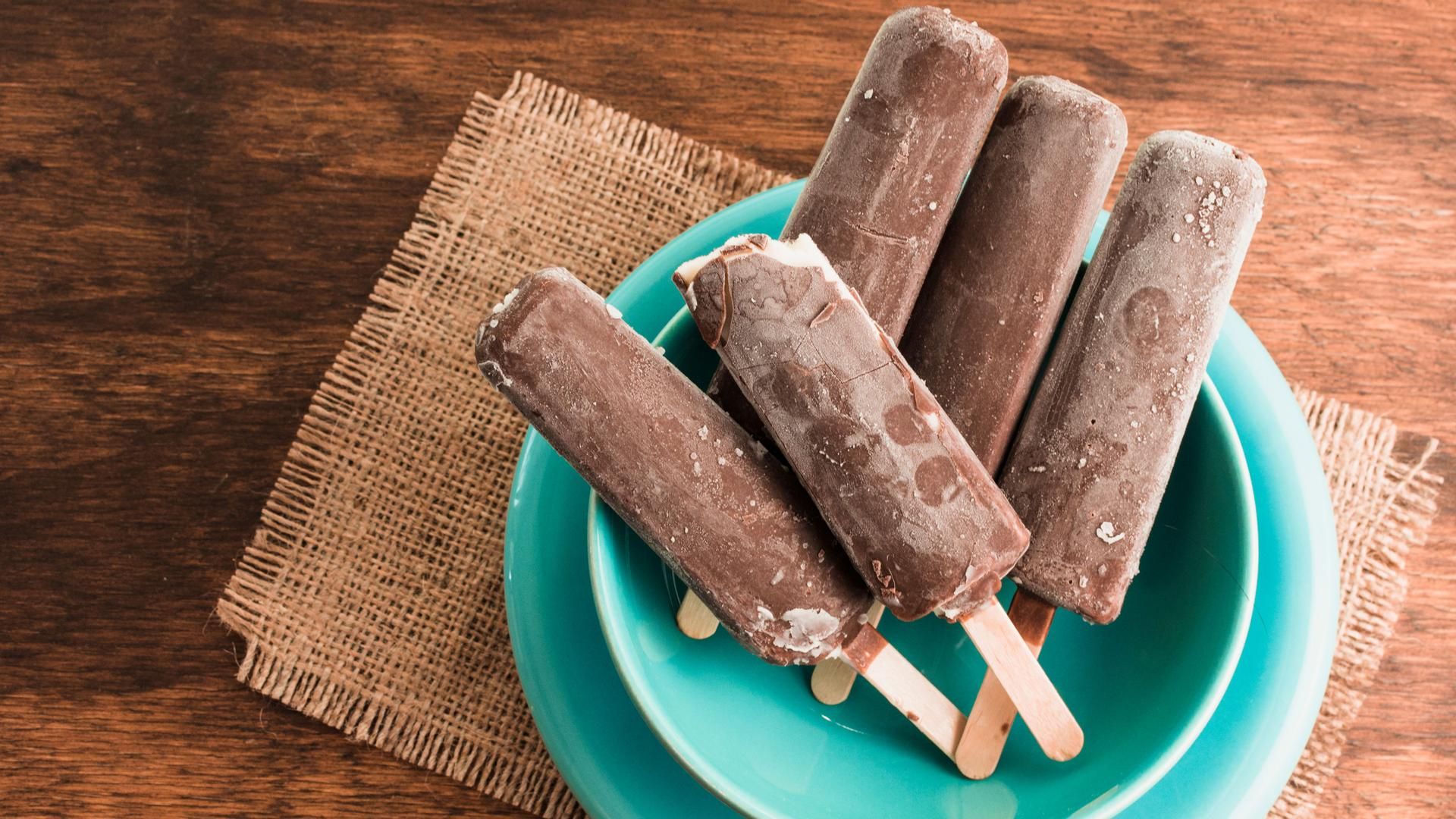 Los polos de chocolate son muy sencillos de elaborar en casa.