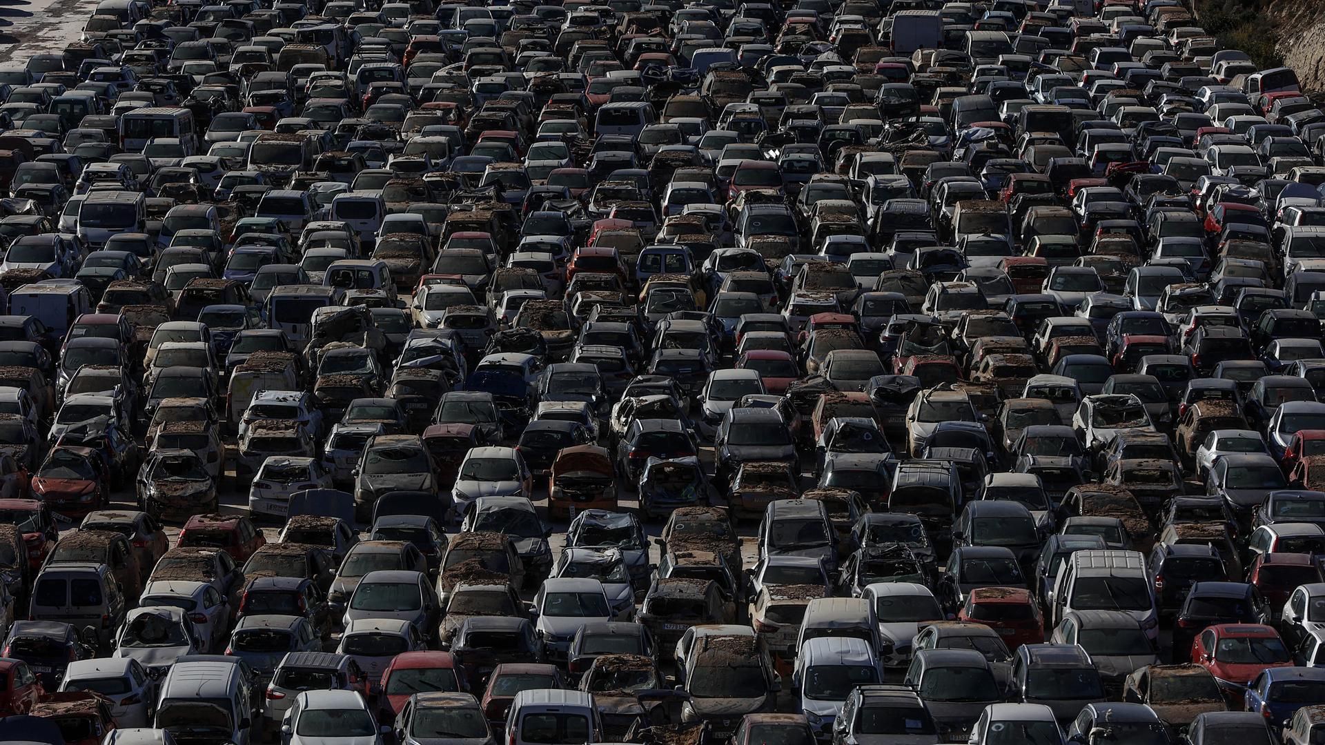 ROBER SOLSONA….202501013…VALENCIA……UNO DE LOS DESGUACES DESBORDADOS POR LA DANA, EN BENAGUASIL.