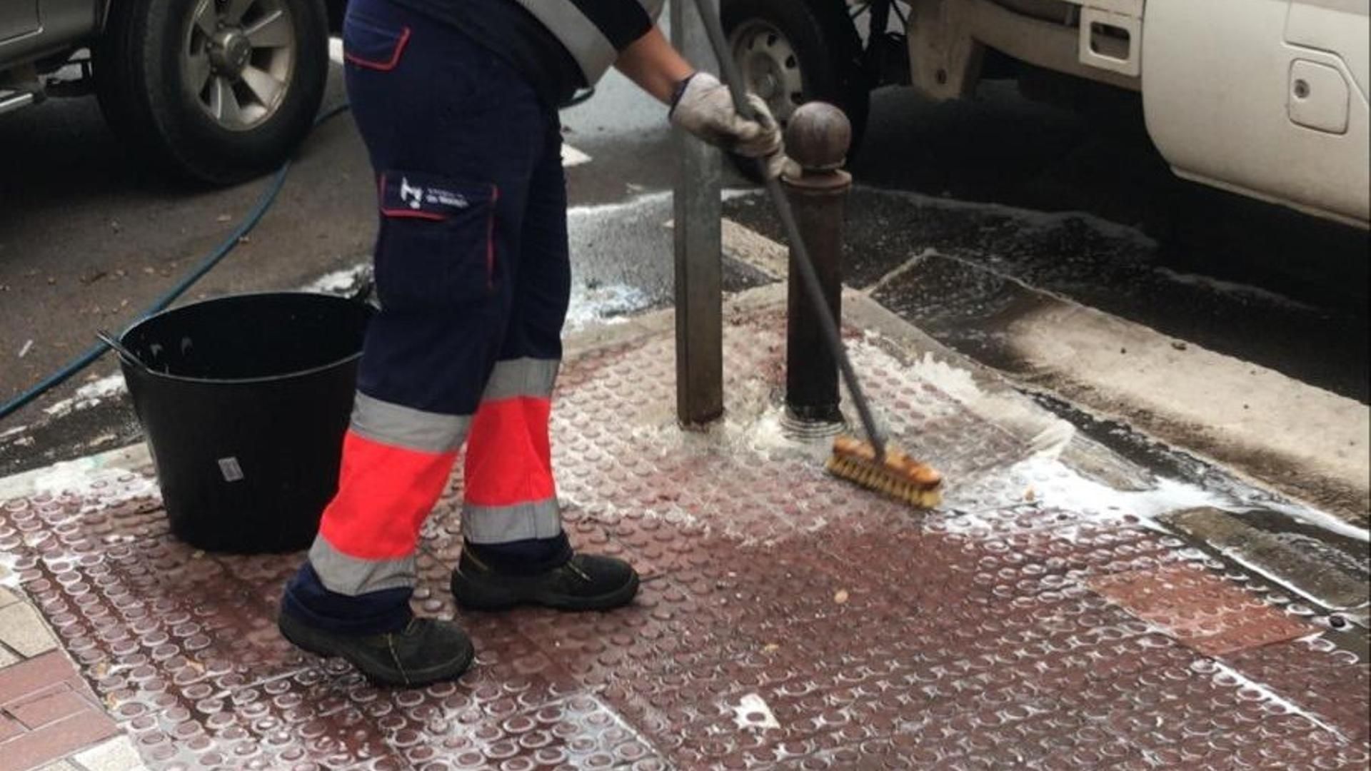 Trabajadora de Limasam en Málaga