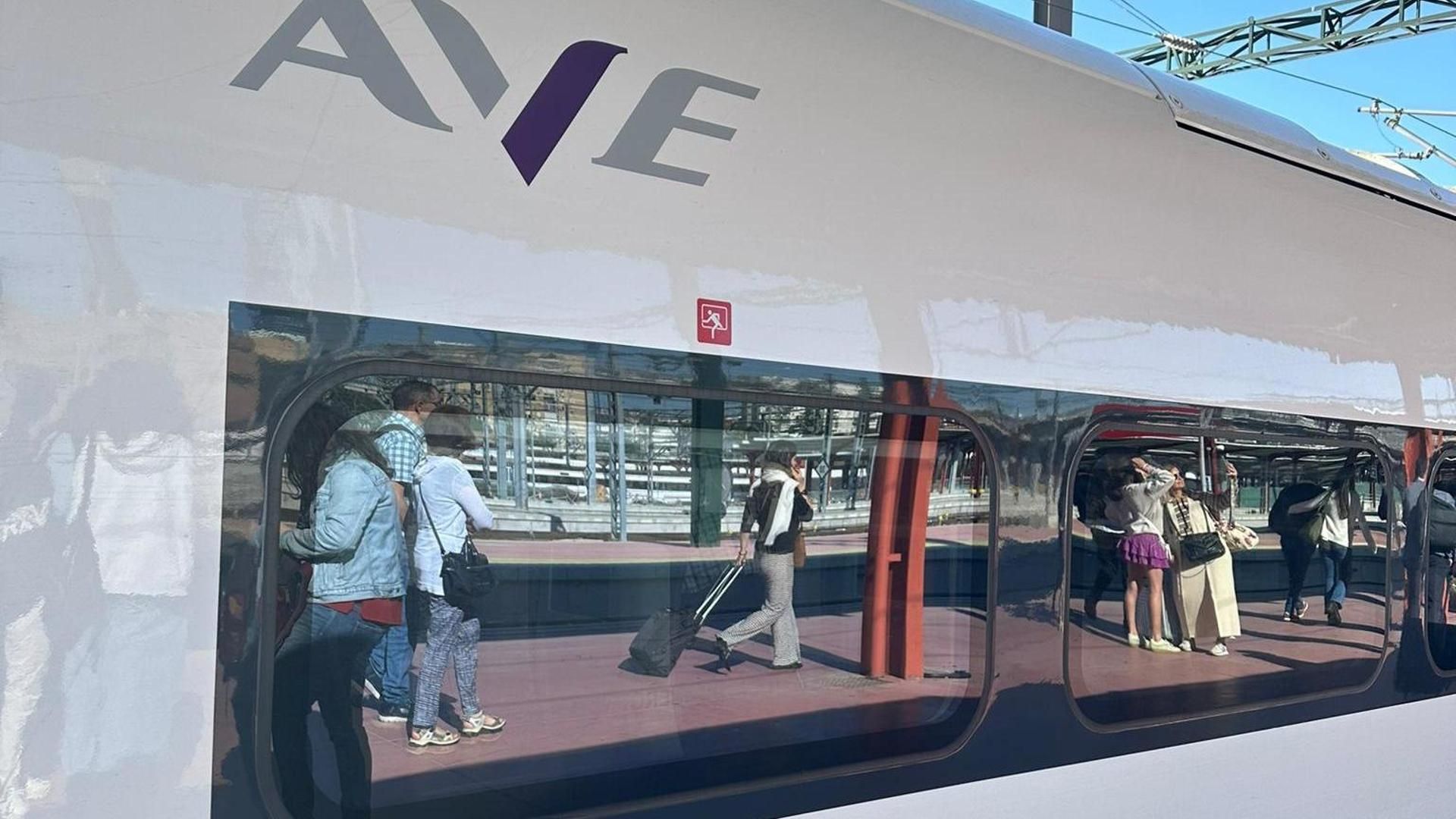 Un incendio en Ourense interrumpe la circulación del tren de alta velocidad entre Madrid y Galicia