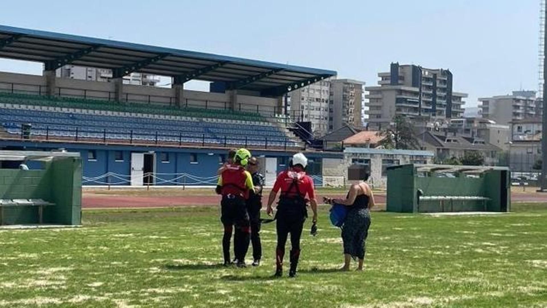 Un niño de 8 años con una herida en la pierna es trasladado en helicóptero al campo de fútbol