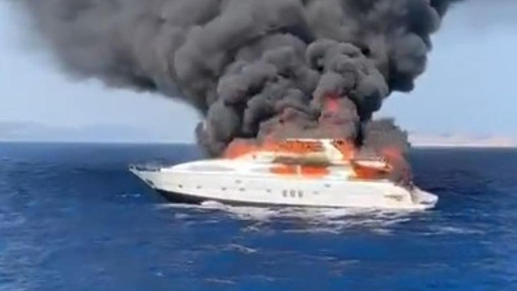 Un yate se incendia y termina hundiéndose en Formentera: los siete tripulantes pudieron ser evacuados