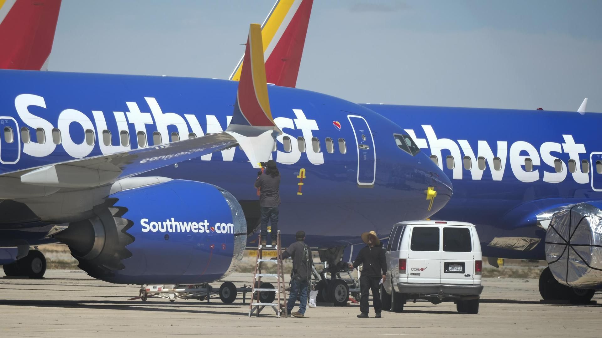 Una aerolínea estadounidense olvida a dos personas invidentes en tierra: “Nadie nos dijo nada”