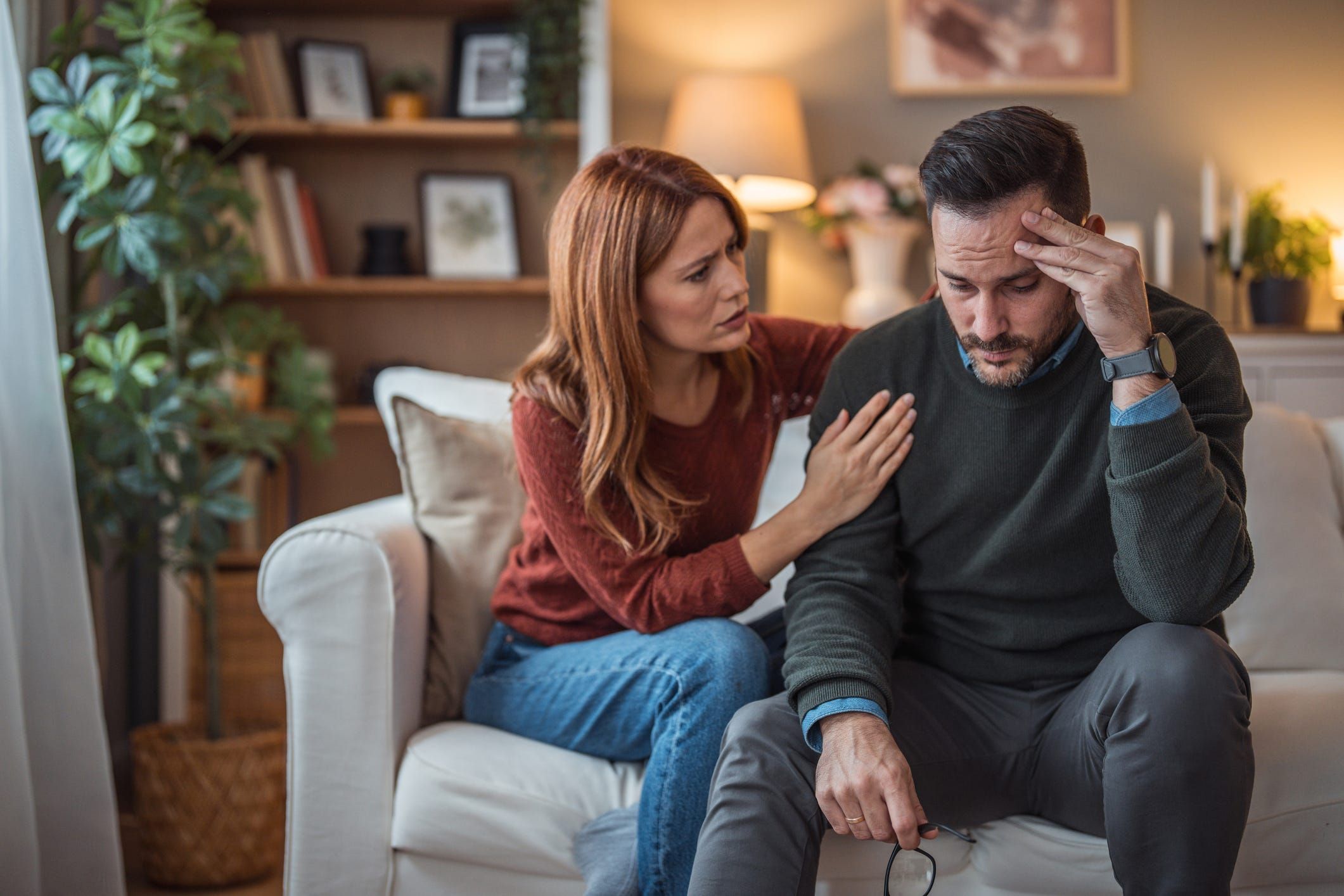 Una mujer cuidando de un hombre