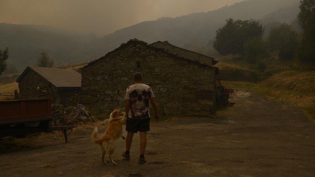 Unas 32.000 hectáreas quemadas y 320 personas confinadas por los incendios en Galicia