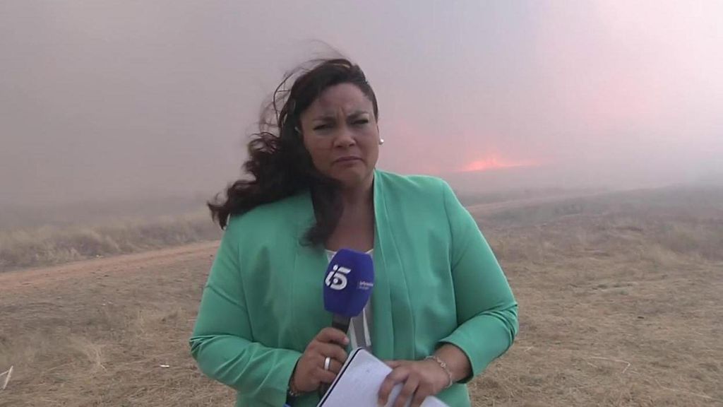 "Vámonos, vámonos": El incendio de León y la reacción in extremis de Noemí, la reportera de Informativos Telecinco
