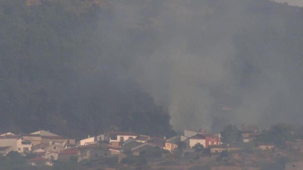 Abierta una vía de evacuación para los vecinos de Cabezabellosa, que no quisieron desalojar, ante el peligro del humo