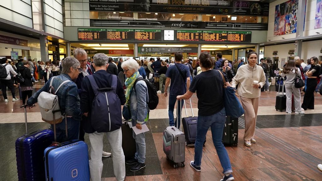 Archivo - Caos de viajeros en la estación de María Zambrano debido al retraso por el robo de cables de trenes. A 05 de mayo de 2025, en Málaga (Andalucía, España).