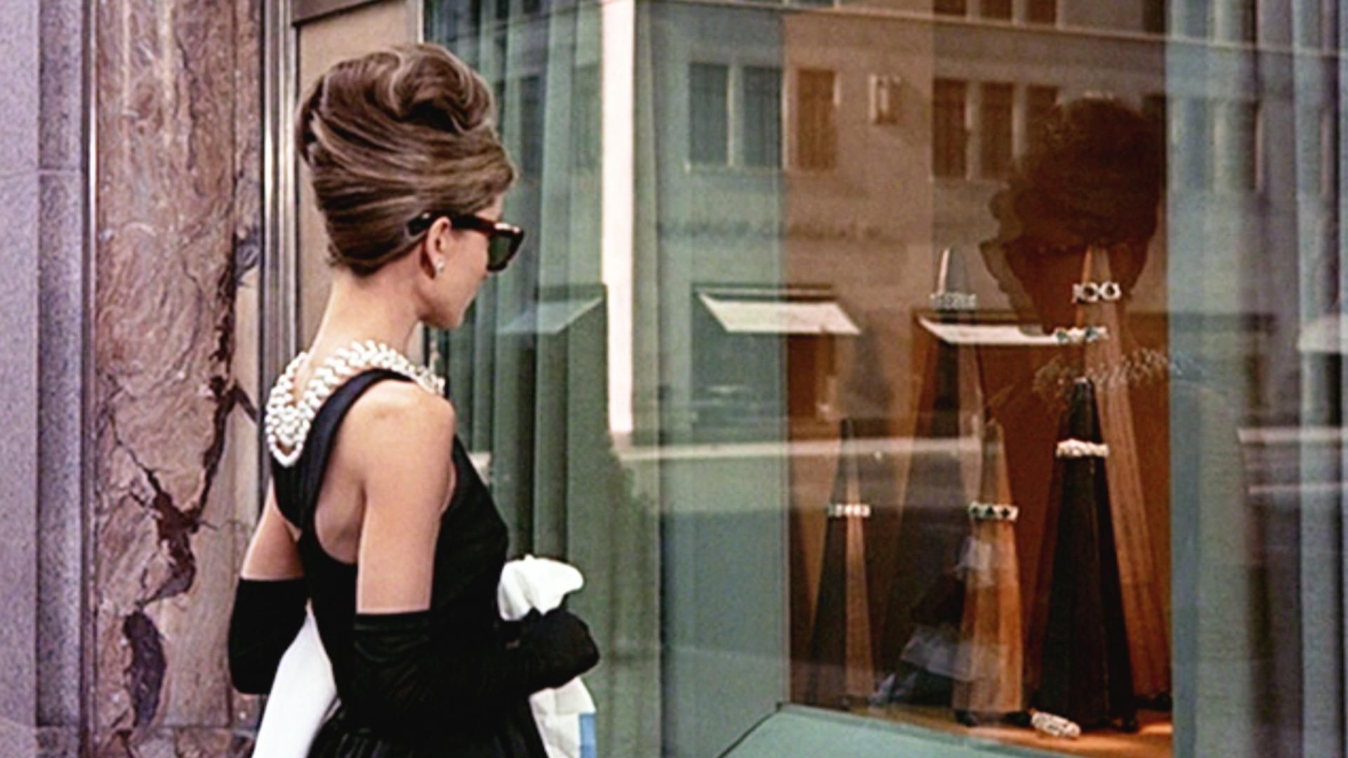 Audrey Hepburn en la icónica escena de 'Desayuno con diamantes'