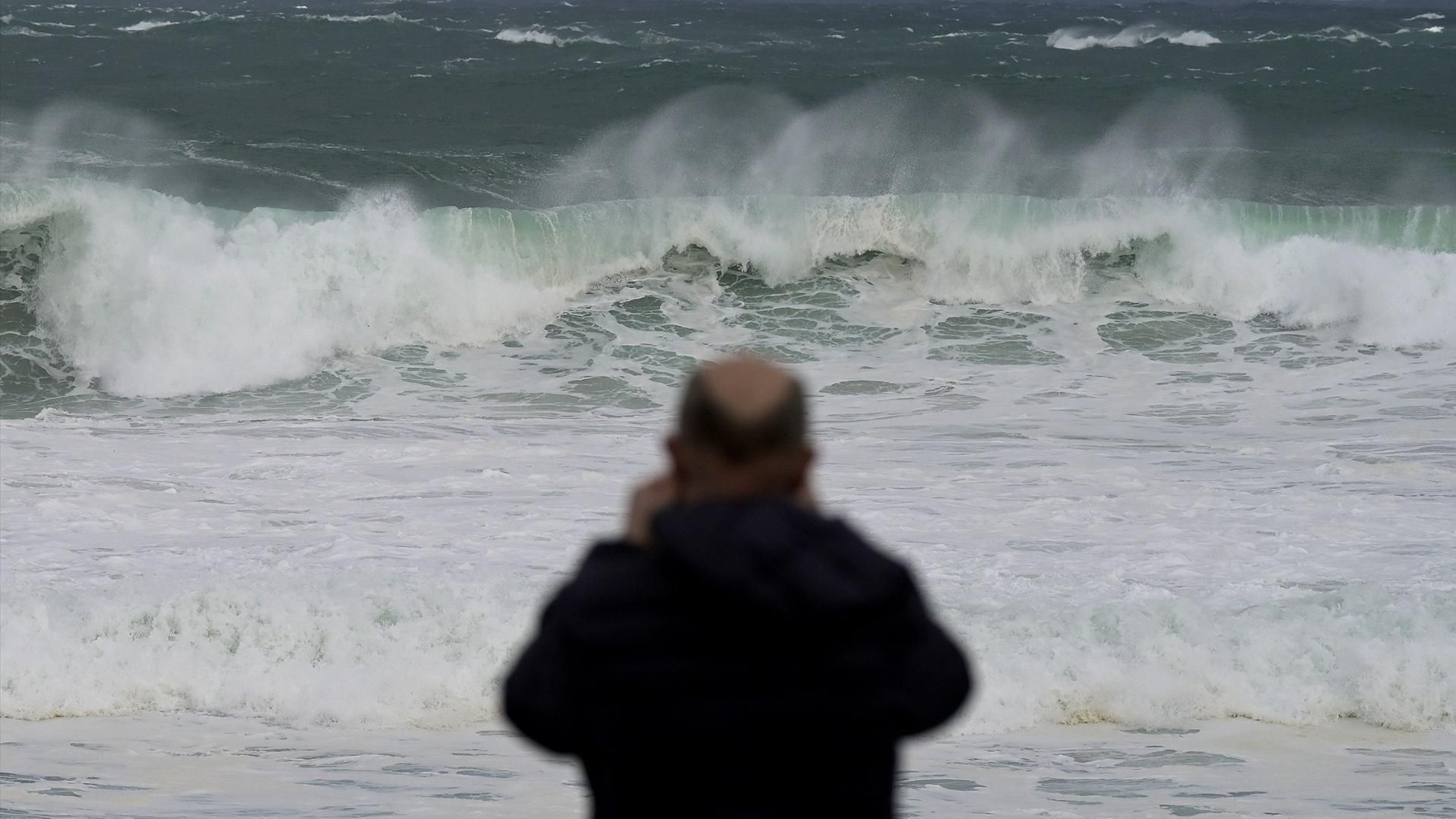 Canarias activa la prealerta por mala mar en El Hierro, La Gomera, Tenerife y Gran Canaria y mantiene la alerta máxima por incendios
