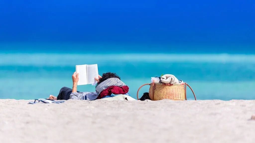 Descansando en la playa sin hacer nada