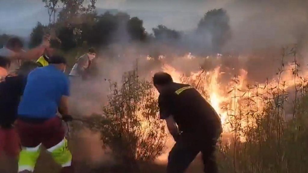Donde no llega el agua, llega la gente: el pueblo lucha por salvar al pueblo en los incendios de este verano