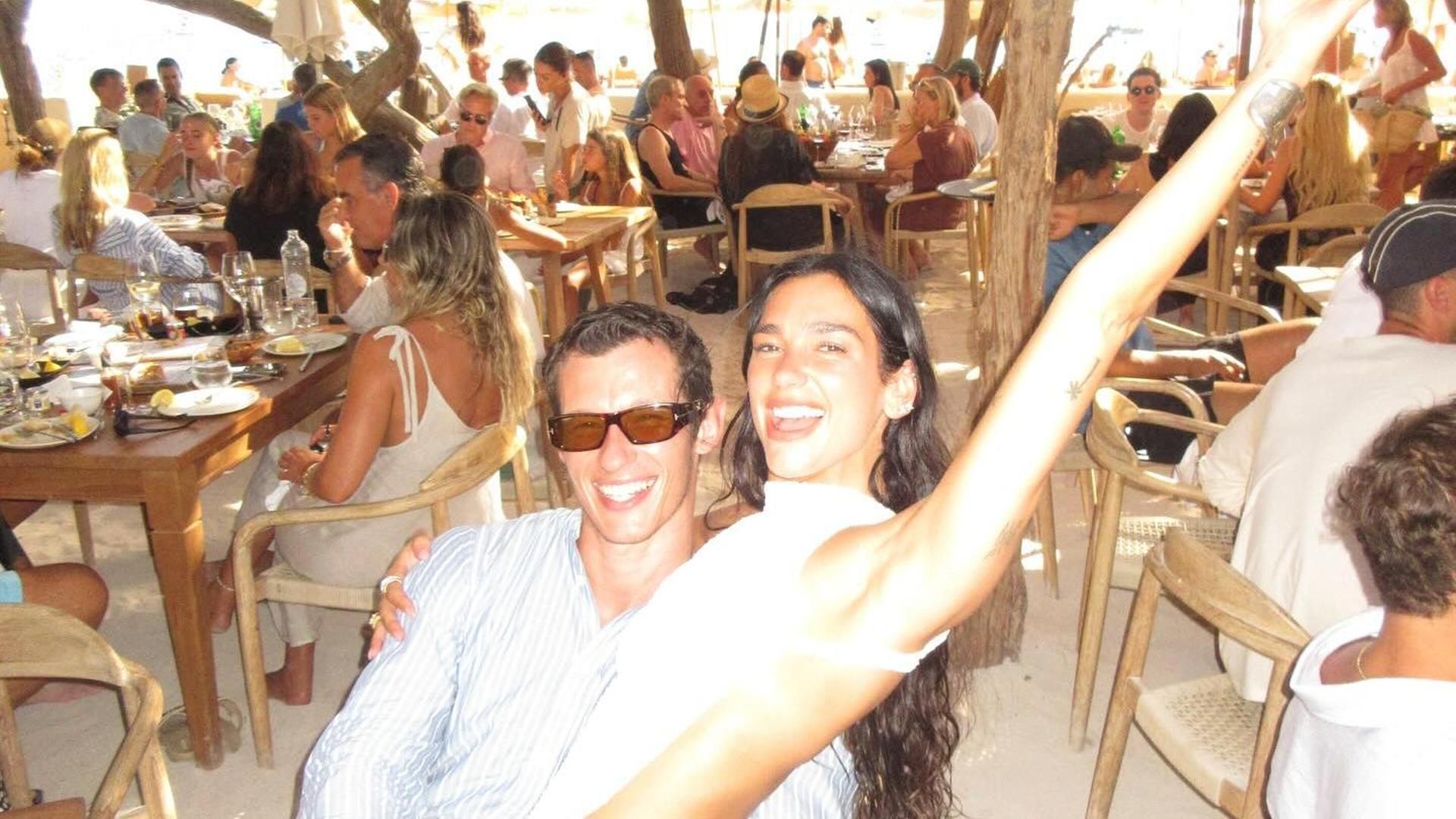 Dua Lipa y su prometido, el actor Callum Turner, en la celebración anticipada de su cumpleaños en Ibiza