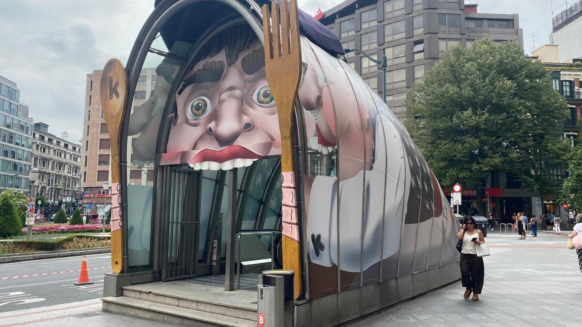 El acceso 'tuneado' a la estación de metro de Moyúa, en Bilbao