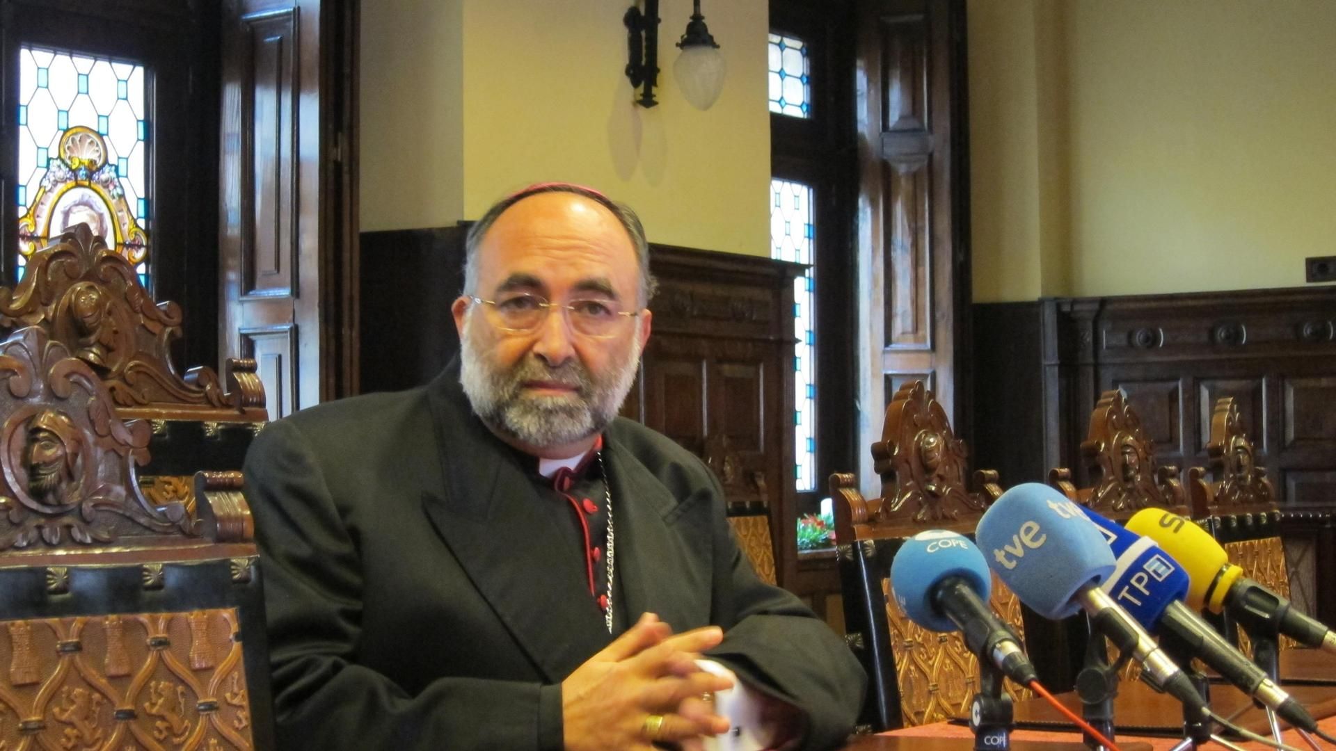 El arzobispo de Oviedo entra en la polémica de Jumilla y llama "moritos" a los musulmanes: pide reciprocidad  con los cristianos asesinados