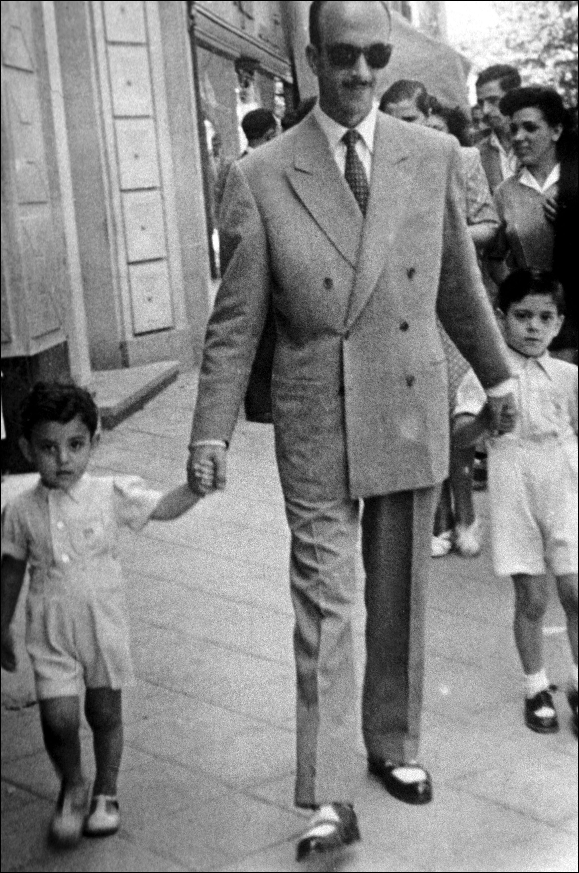 El doctor Julio Iglesias Puga con sus hijos Carlos y Julio de la mano