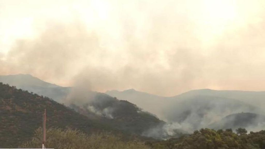 El incendio de Jarilla mantiene evacuados a 700 vecinos con previsión de que el viento complicará la situación