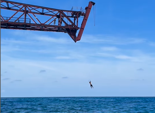 El influencer en plena acrobacia no apta para quienes sufran vértigo