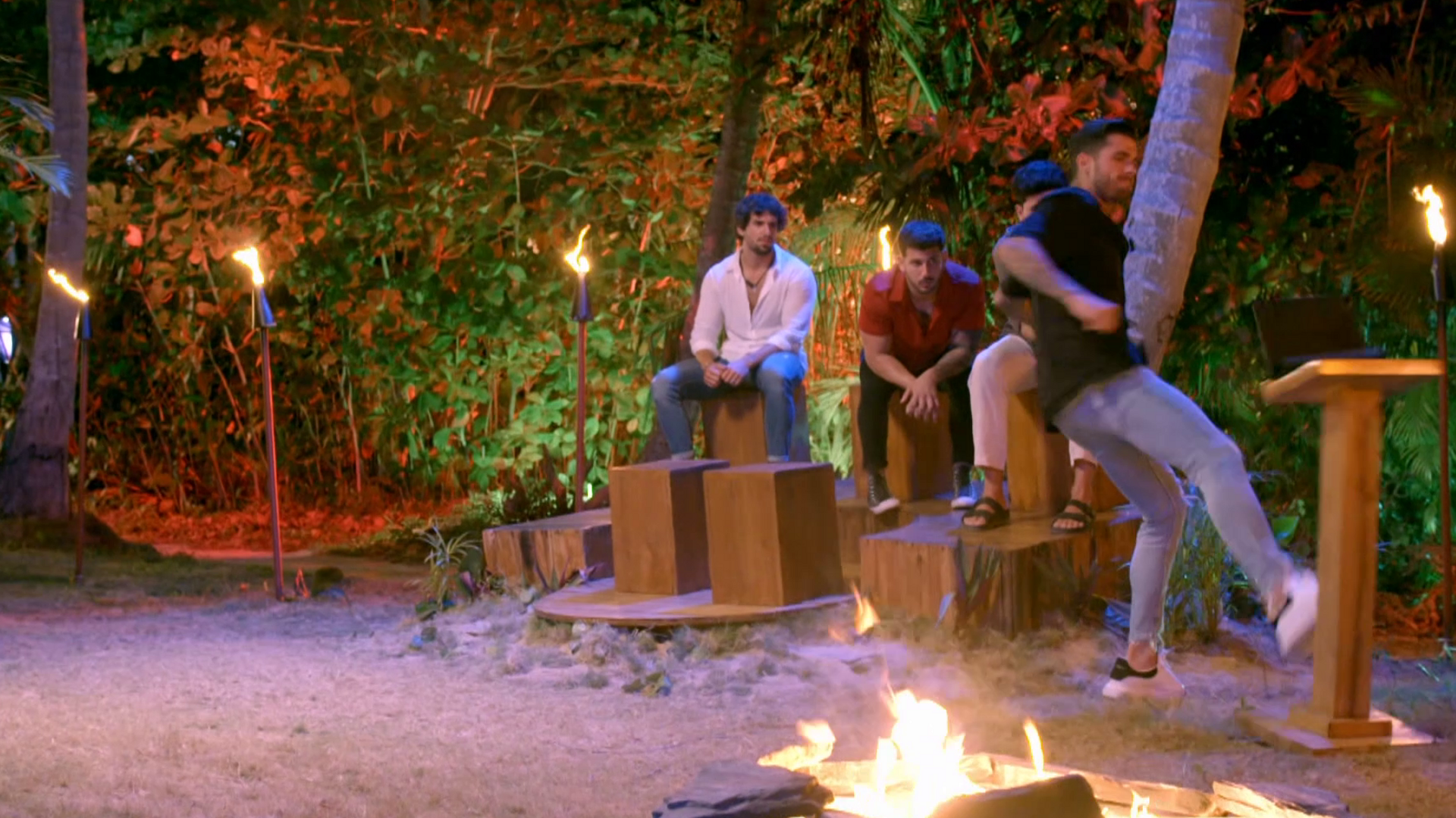 El momento más tenso de Mario González en 'La isla de las tentaciones': su incontrolada patada a la tablet