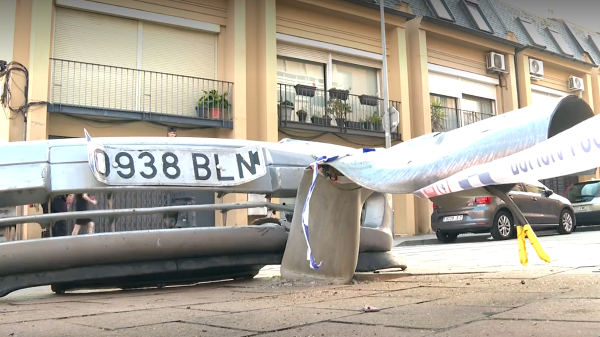 El parachoques del coche con el que el presunto autor de los hechos huyó