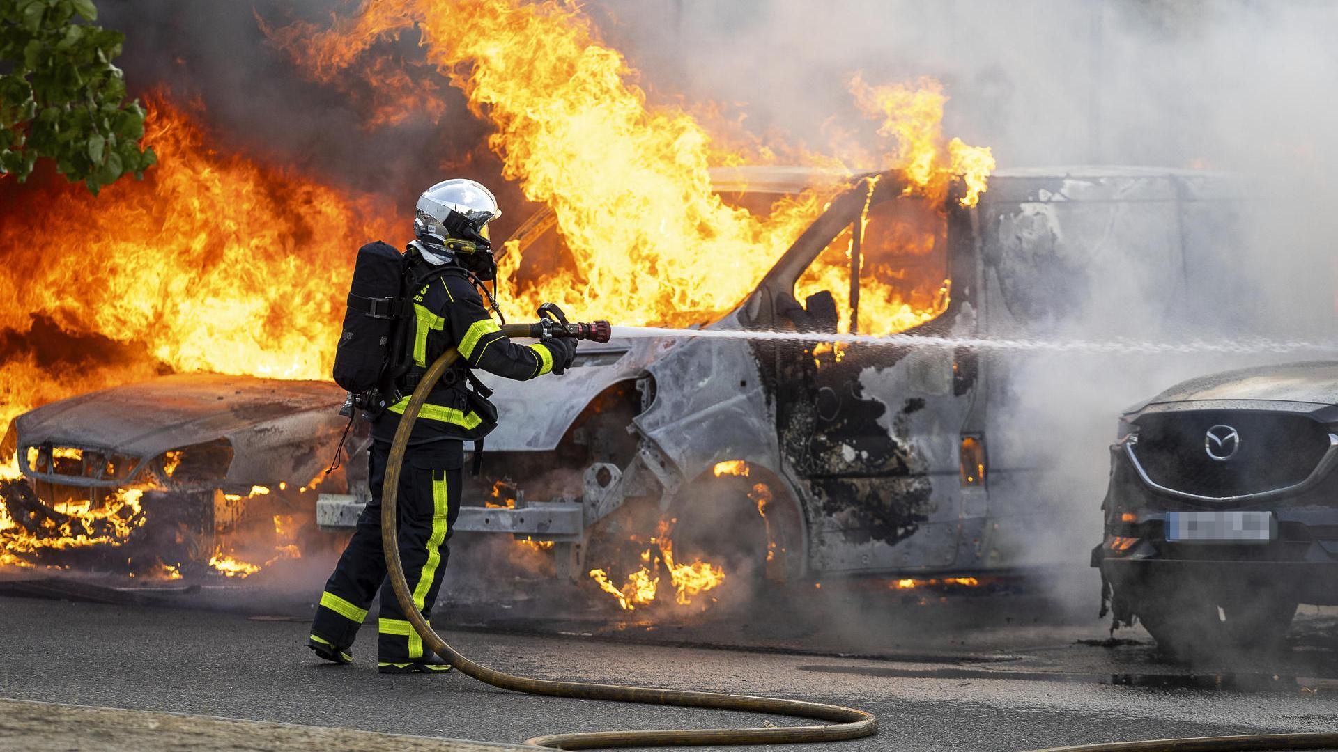 El parking exterior del centro comercial Xanadú, en Arroyomolinos (Madrid), ha sufrido este martes un incendio que ha afectado a diez coches