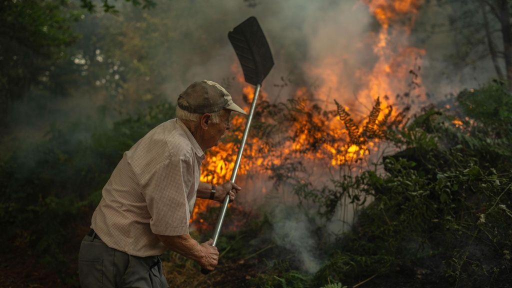 Los incendios en España: más de una docena activos, heridos críticos en Castilla y León y vecinos atrapados en Extremadura