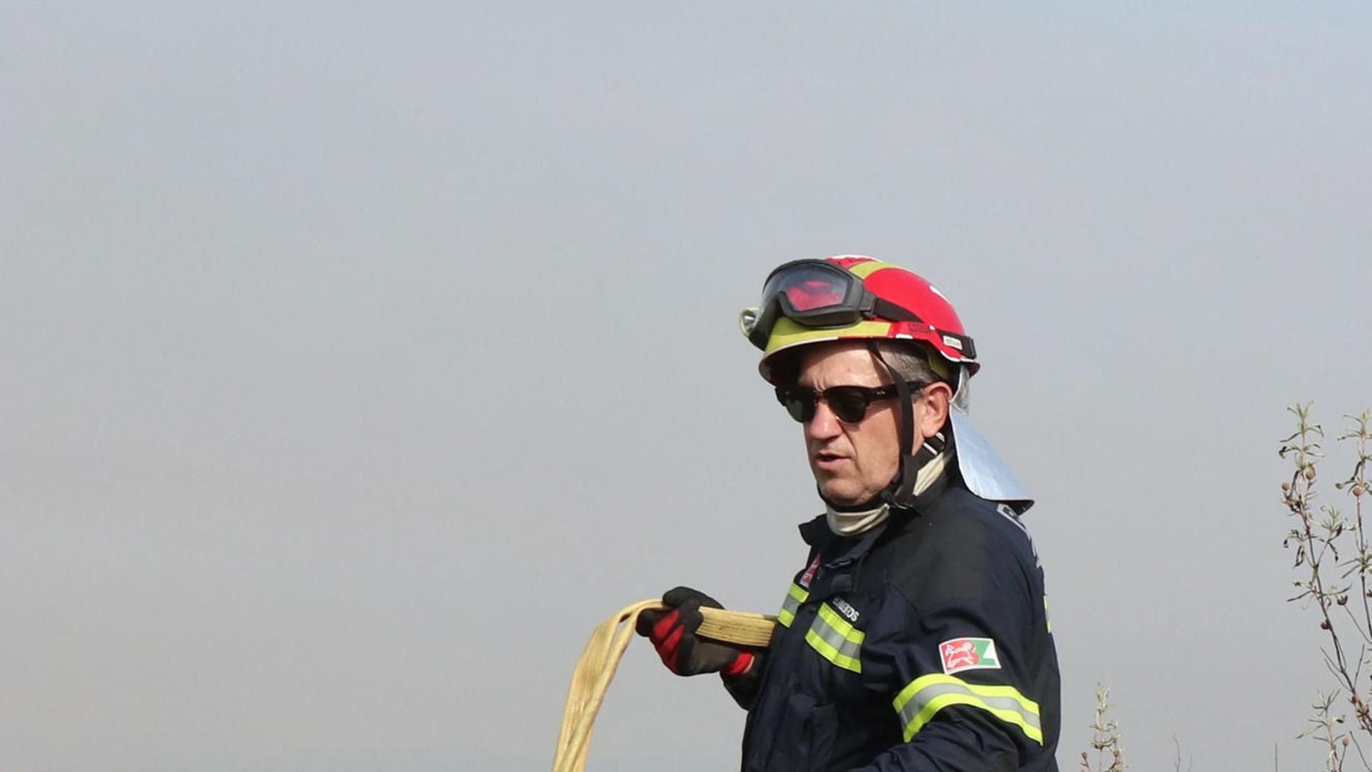 El presidente de la Diputación de Zamora pasa sus vacaciones como bombero en los incendios de la provincia: "Soy más útil aquí"
