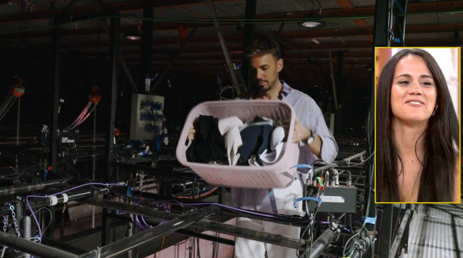 José Antonio tira ropa interior desde las alturas