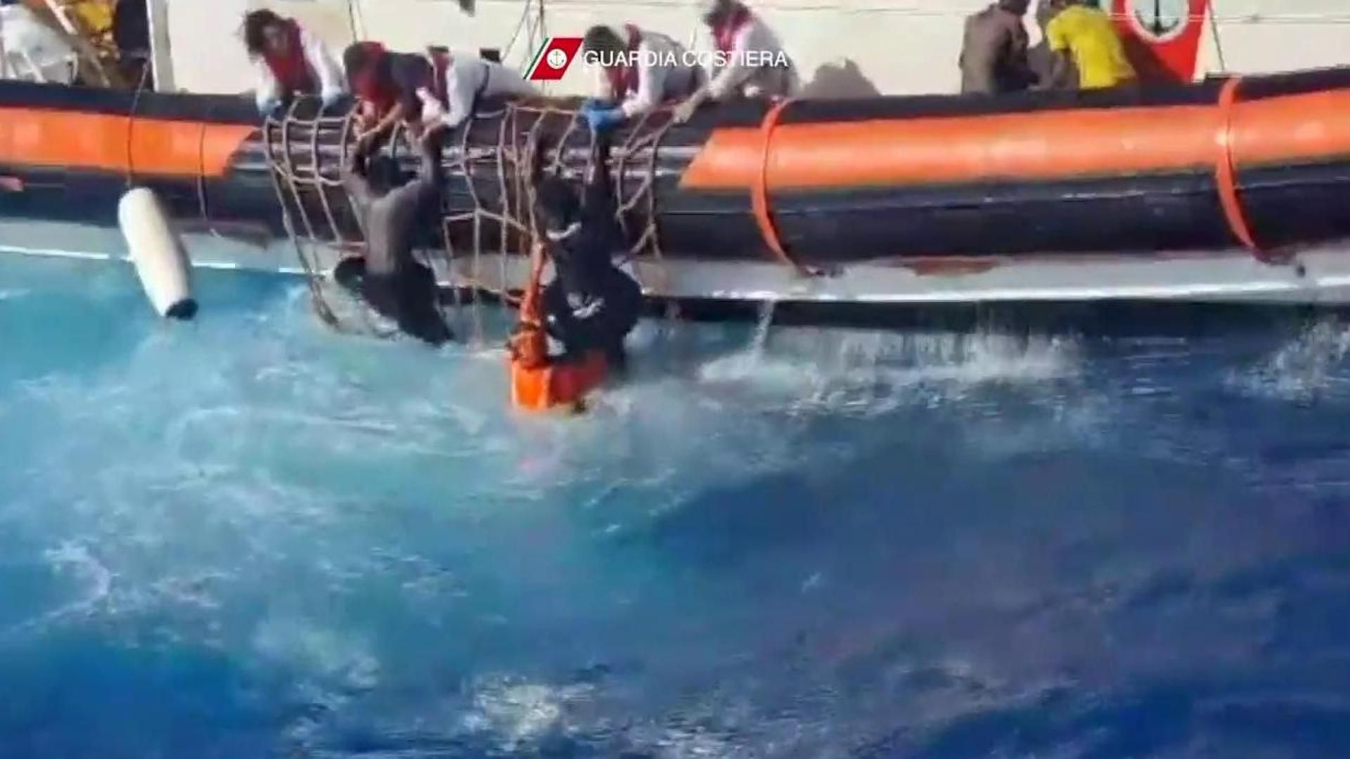 La isla italiana de Lampedusa vive una nueva tragedia: al menos 26 migrantes muertos por un naufragio