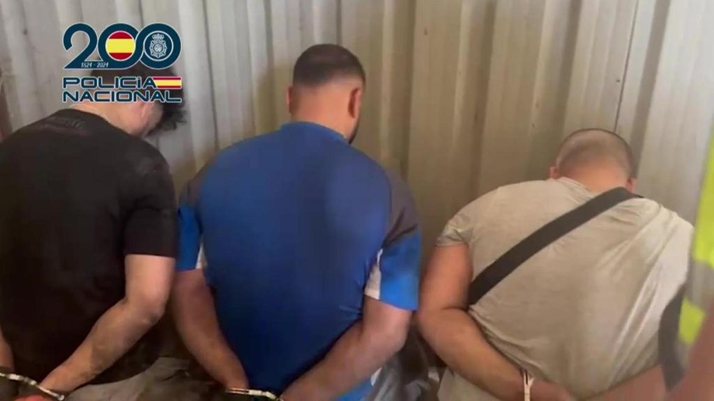 La Policía entra en una nave y sorprende a una organización criminal que despiezaba coches para venderlos en Marruecos