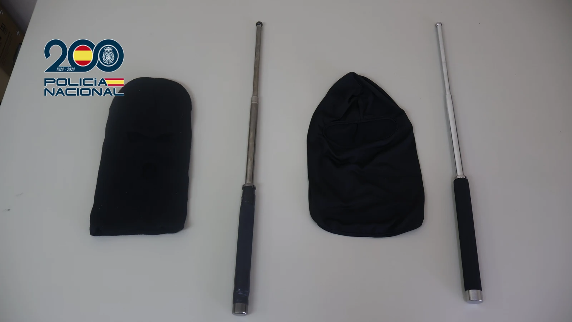 Los detenidos iban encapuchados y armados