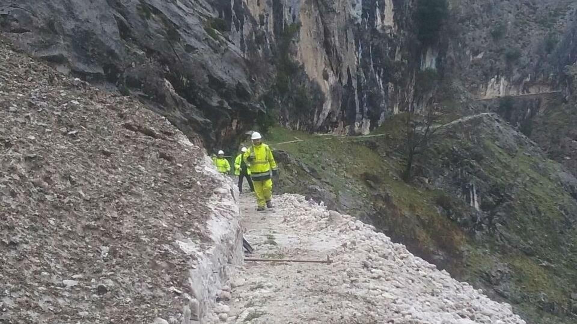 Los incendios de Asturias obligan a cerrar la Ruta del Cares por riesgo de desprendimiento