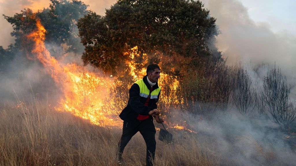 Los incendios no cesan en España: 22 fuegos activos, miles de desalojos, cuatro comunidades afectadas, dos fallecidos y siete heridos graves