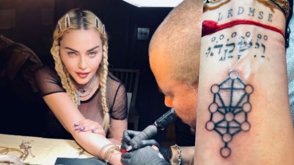 Madonna tatuándose la muñeca