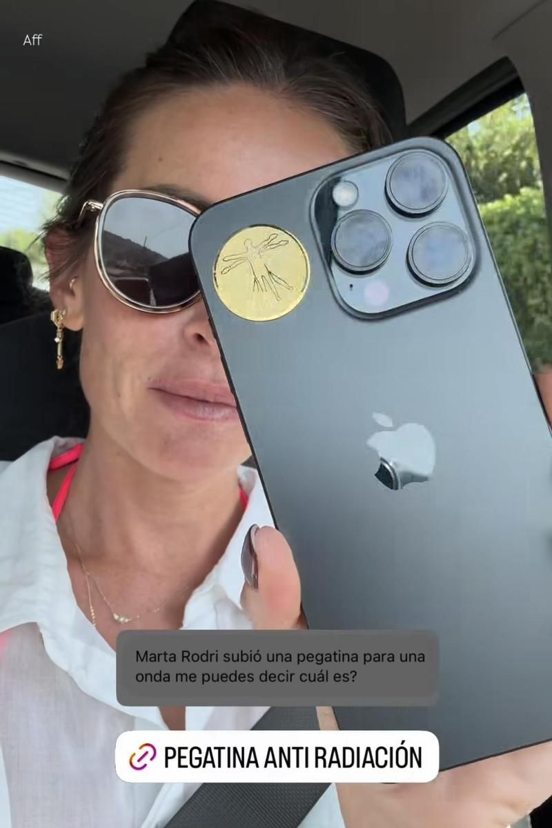 Marta Castro muestra la pegatina anti radiación que se ha puesto en el móvil