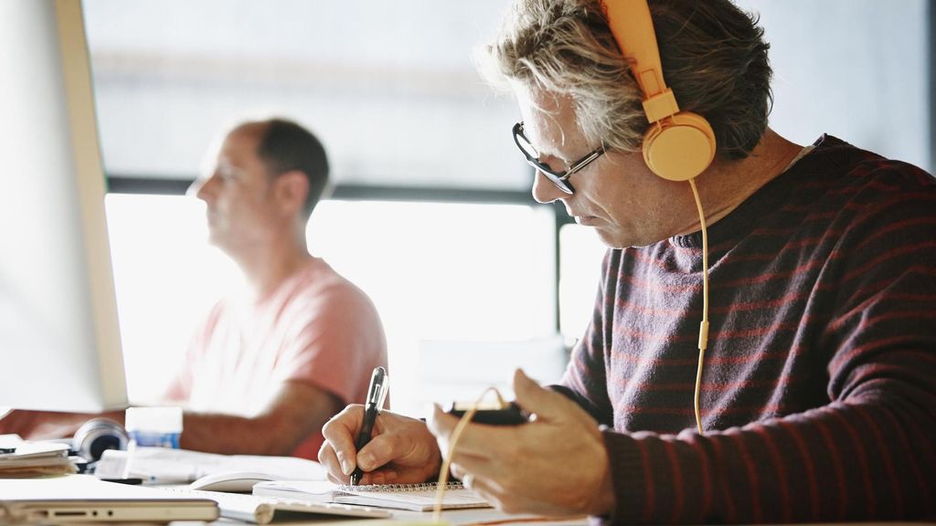 ¿Pueden prohibirte escuchar música con auriculares mientras trabajas?