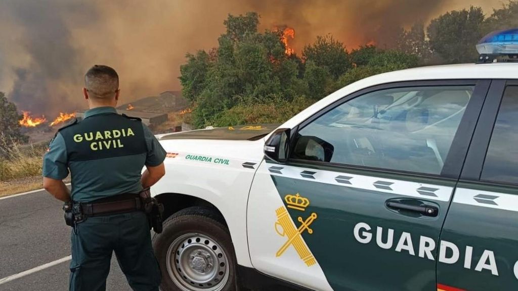 Tensión por el fuego en Cabezabellosa, en Cáceres: abren una vía de evacuación para los vecinos a través de Villar de Plasencia
