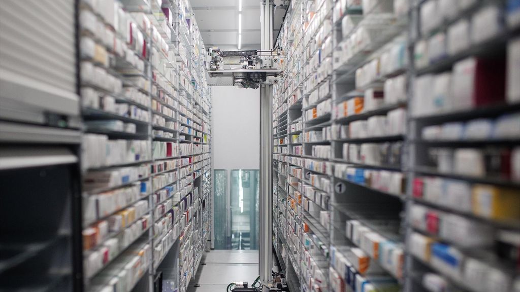 Un autodispensador de medicamentos de la sección de Farmacia del Hospital Ramón y Cajal, a 4 de enero de 2024, en Madrid (España)