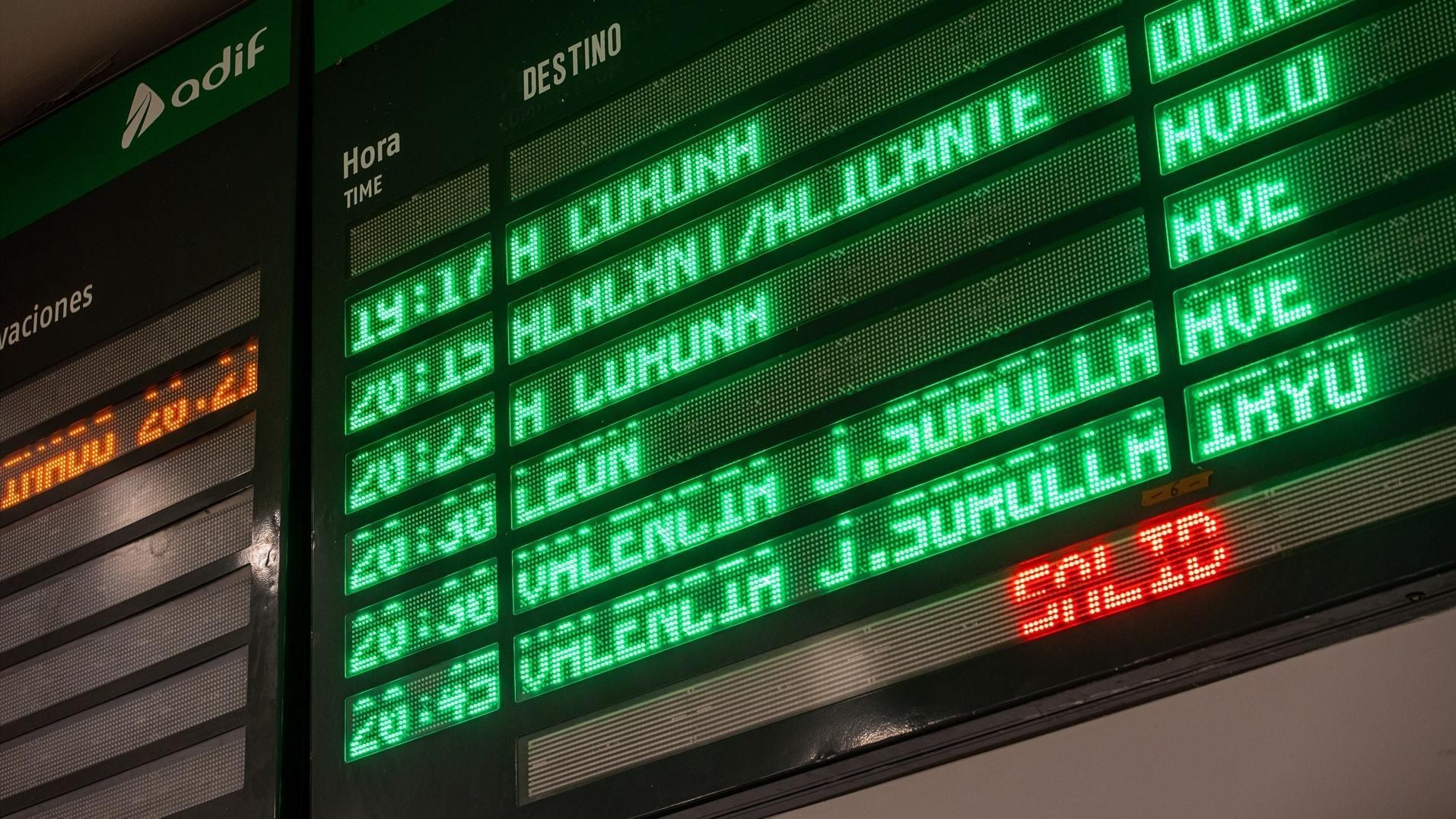 Un incendio en Ourense cercano a la vía obliga a cortar la circulación del tren de alta velocidad