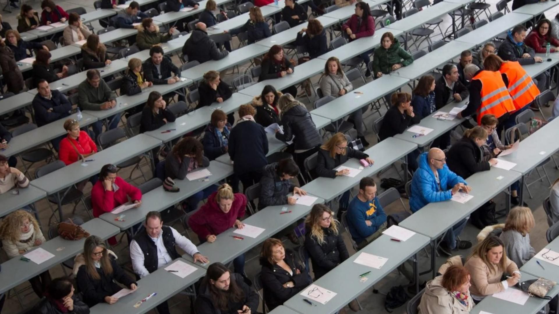Varias personas realizan un examen de una oposición