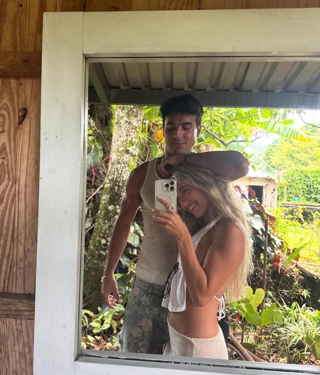 Ana Mena y Óscar Casas muy cariñosos en su viaje a El Salvaador
