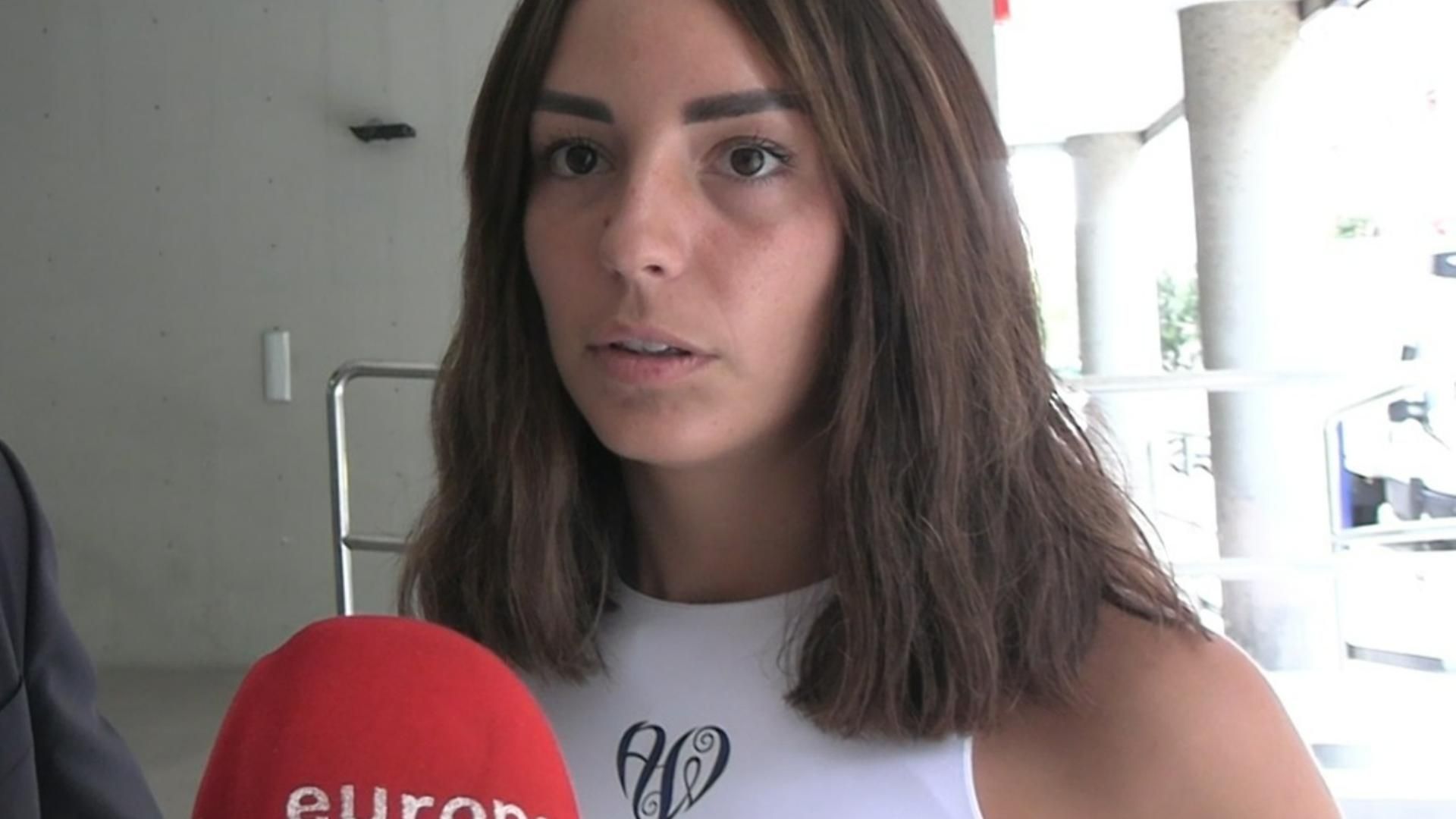 Anita Williams luce una camiseta de su marca de ropa