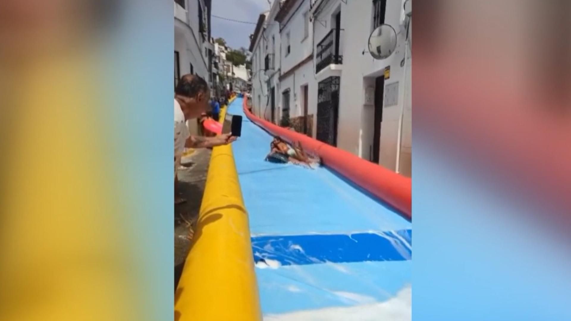 Así es el tobogán acuático que atraviesa las calles de Jimena de la Frontera, Cádiz