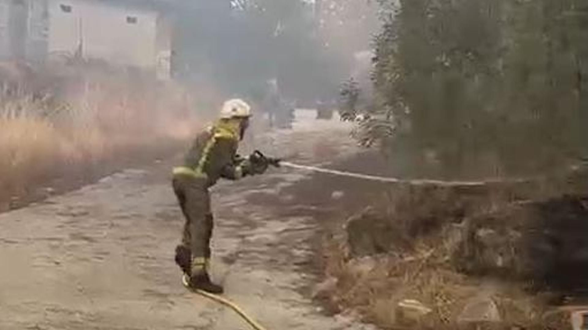 Brigadas y vecinos combaten el fuego en San Cristovo