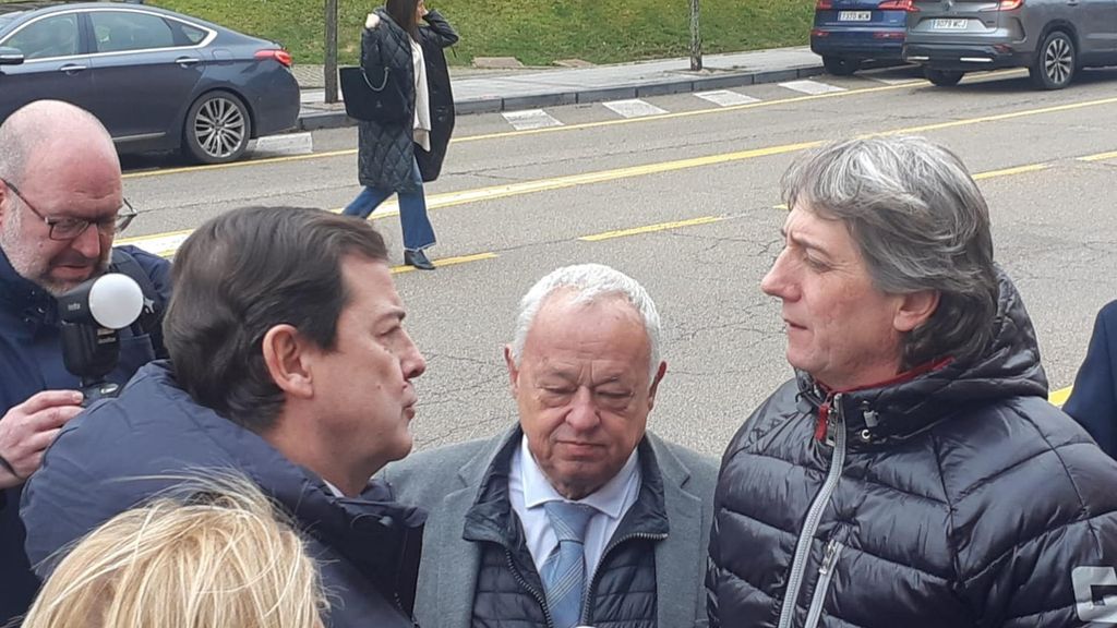 Carlos Martínez (d), alcalde de Soria y secretario regional del PSOE, conversa con Alfonso Fernández Mañueco (i), presidente de Castilla y León
