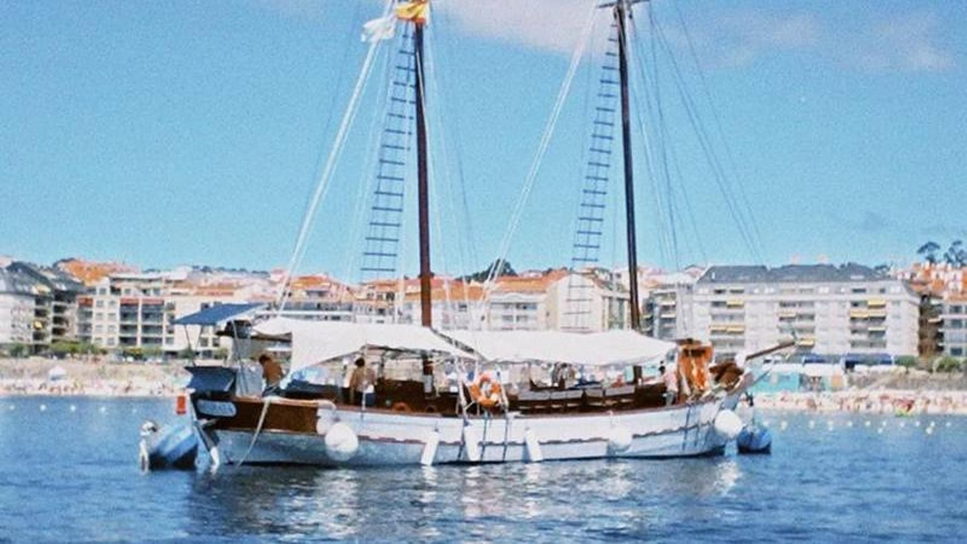 Comer en un barco en Sanxenxo: así es el restaurante flotante del presentador Roberto Vilar