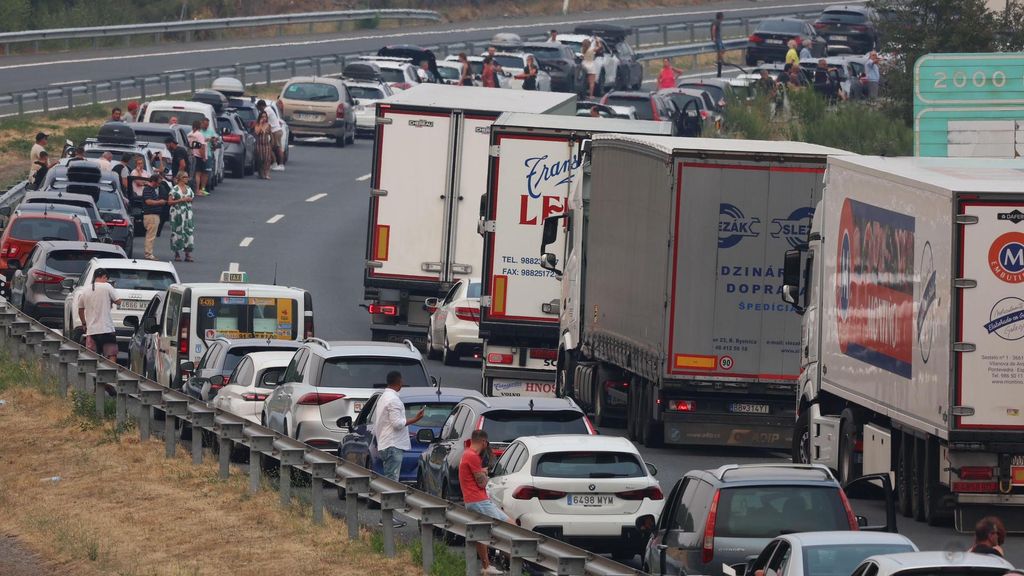 Los problemas en el transporte por el fuego: reabre la A-52 tras embolsar a un millar de vehículos por los incendios