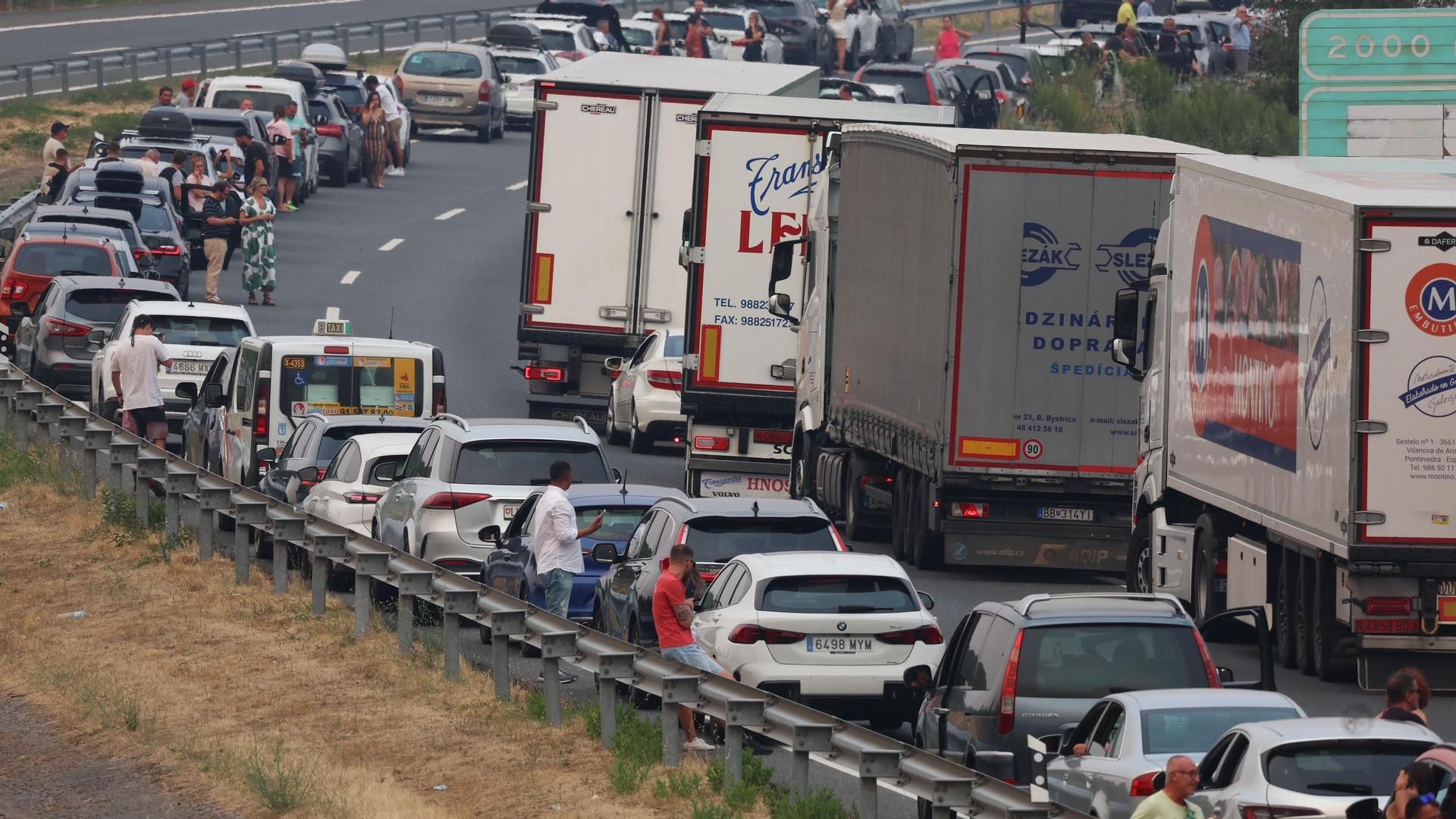 Cortada la A-52 en Ourense, entre los kilómetros 124 y 129 por los incendios forestales