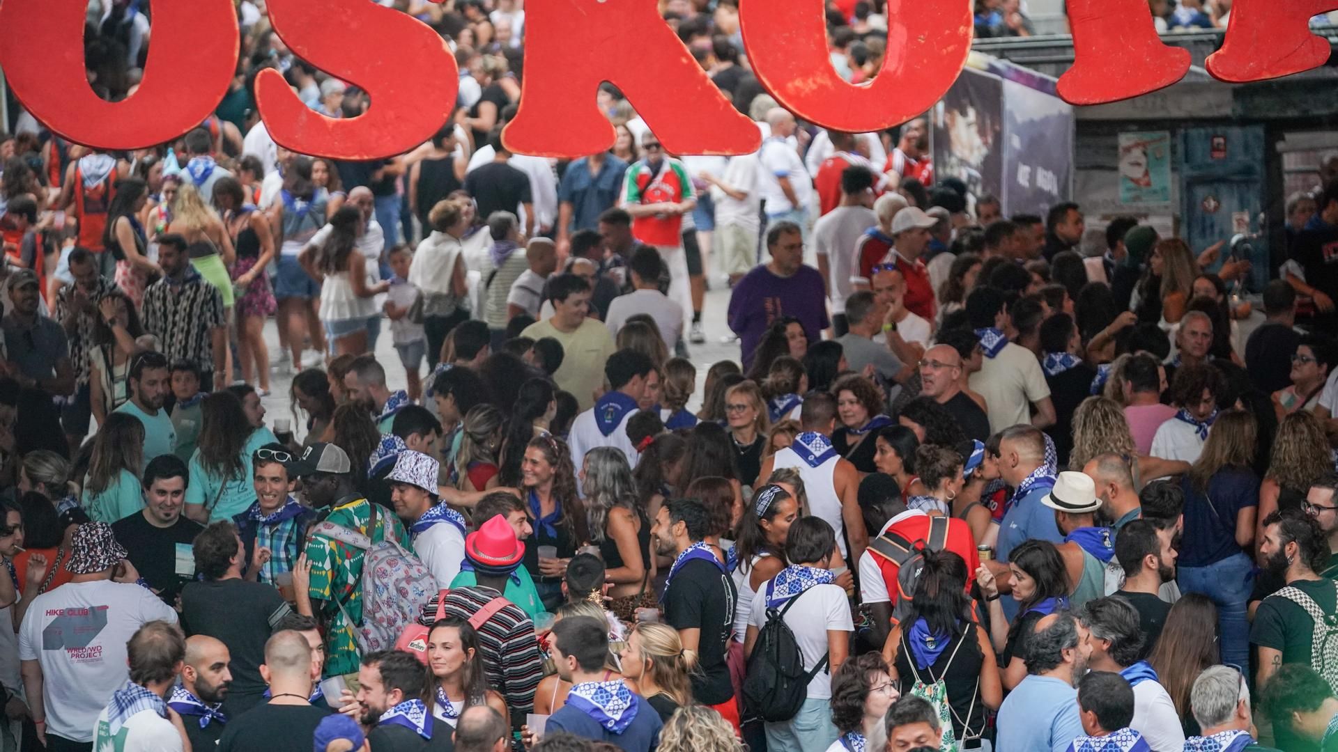 Decenas de personas disfrutando en 2024 de las fiestas en Bilbao