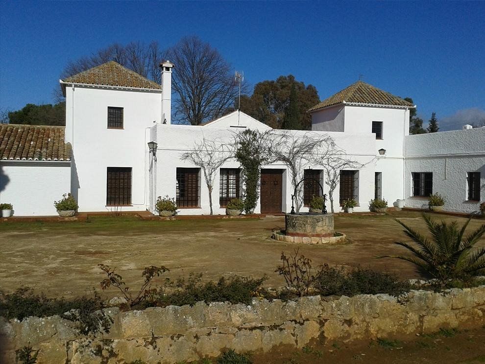 Fachada del inmueble, con el pozo en primer plano